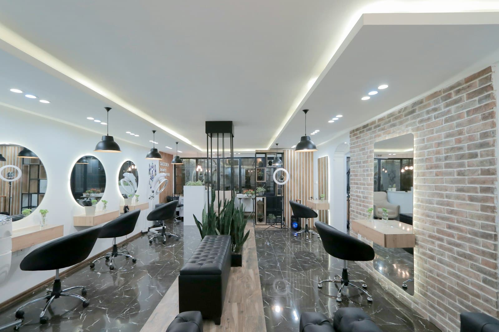 Interior de salon cu oglinzi și scaune